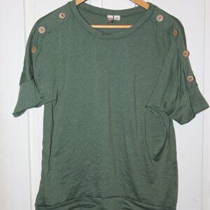 MISIA L Green Short-Sleeve Shirt with Button Detail on Sleeves